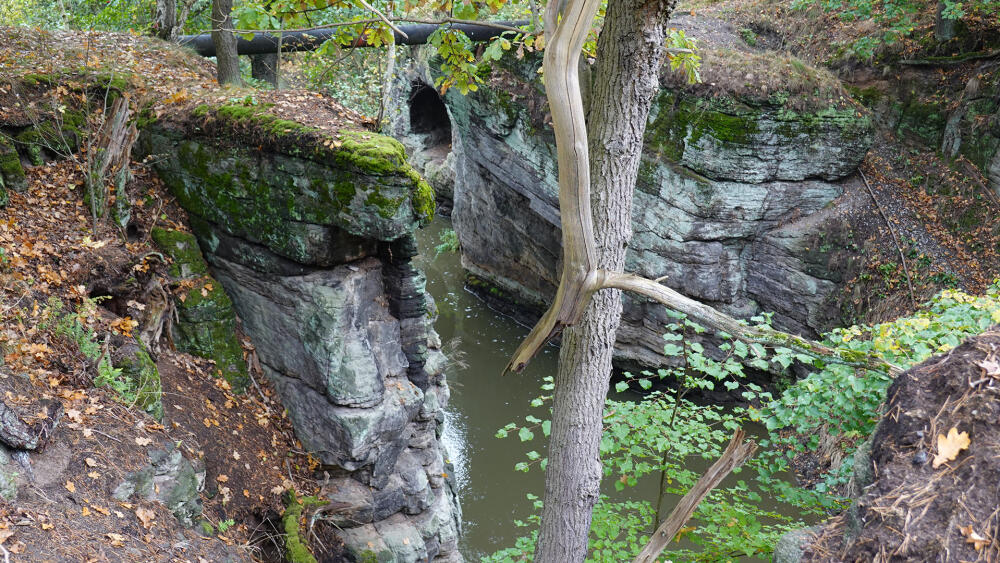 Mnichovská průrva. V pozadí je vidět jeskyně přístavu.