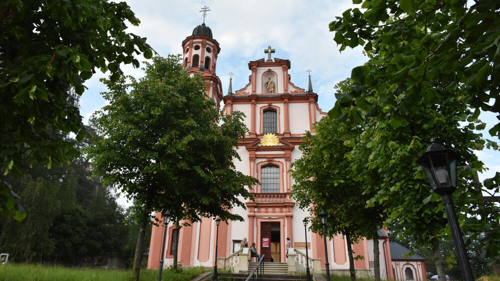 Mařenický kostel sv. Máří Magdaleny by byl předimenzovaný i pro větší obec, než jsou Mařenice.