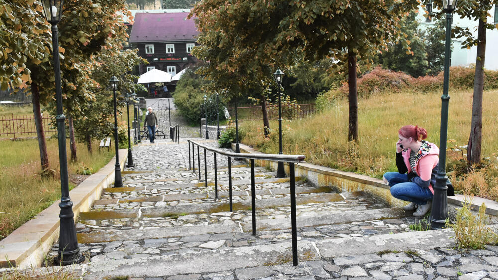 Schodiště ke kostelu, v pozadí restaurace Husky.