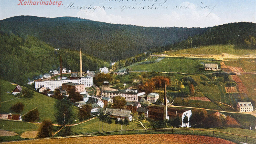 Údolí Černé Nisy. Historické pohlednici vévodí přádelna J. Salomona.