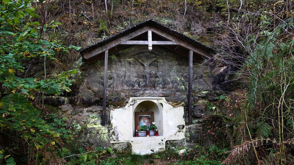 Do skály vytesaná kaplička nedaleko bývalého Neumannova mlýna.
