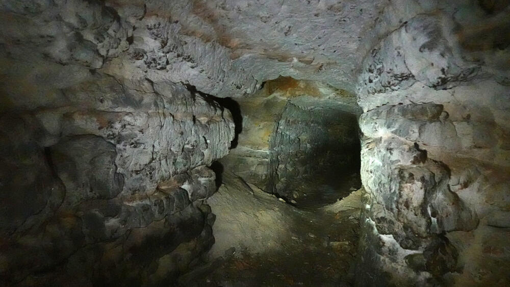 Štolu, přivádějící kdysi vodu do Neumannova mlýna, zasypává hroutící se pískovec.