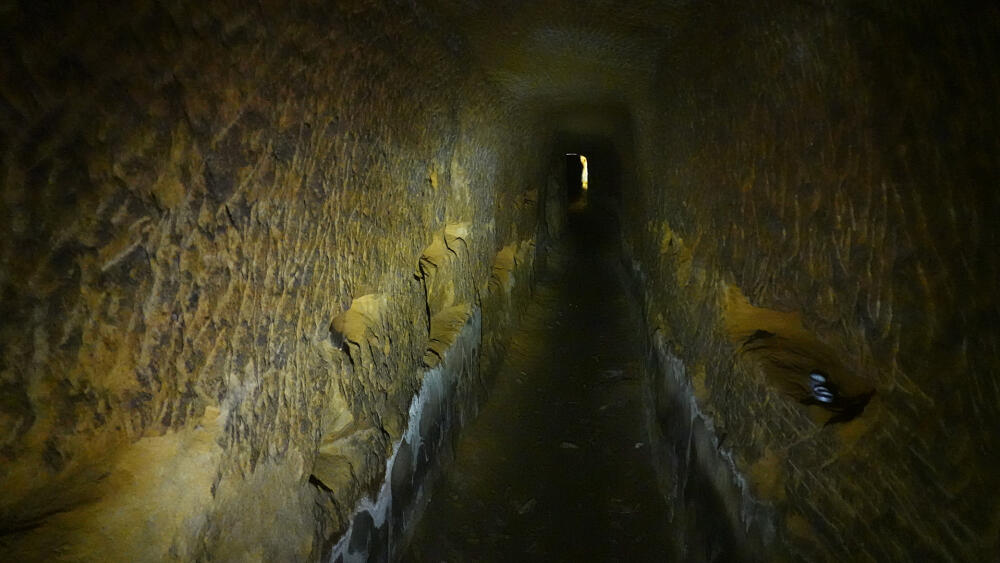 Uvnitř štoly náhonu k pile pod osadou Naděje.
