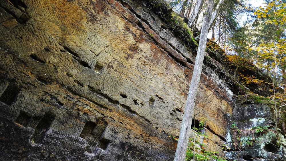 Podle letopočtu vyrytého do skály tady budova, po které zbyly jen kapsy pro trámy, stála již roku 1793. 