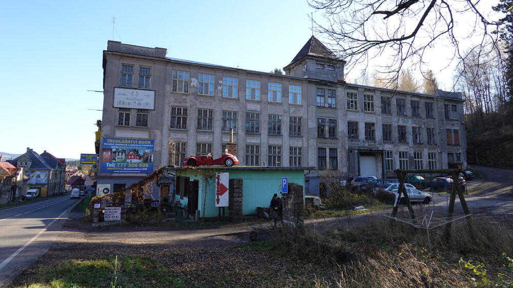 Továrna Kaipan je na příjezdu do Smržovky (od Jablonce) nepřehlédnutelná.