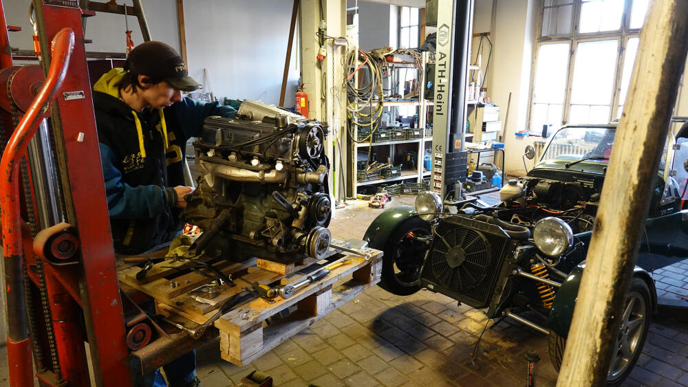 Práce na motoru. V pozadí stojí Kaipan 47 vyrobený před 24 lety.