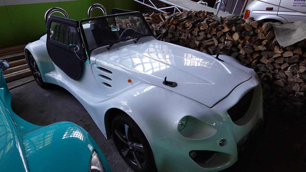 Bílý Kaipan 14 přestavěný na elektroauto.