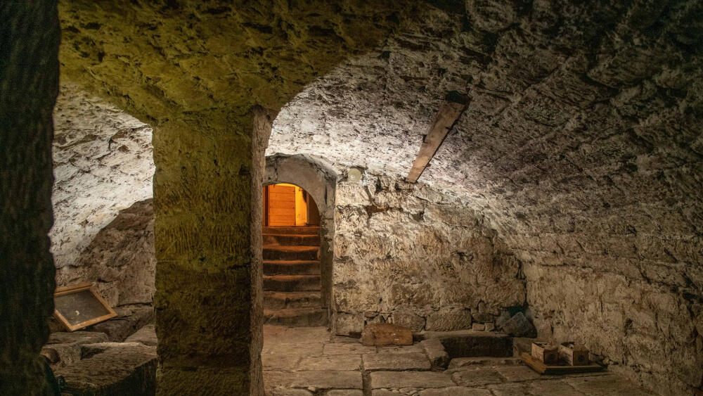 Při zjišťování stavu budovy byly odhaleny stavební prvky možná pět století staré. (Foto poskytl MUCL, autor Vít Černý.)