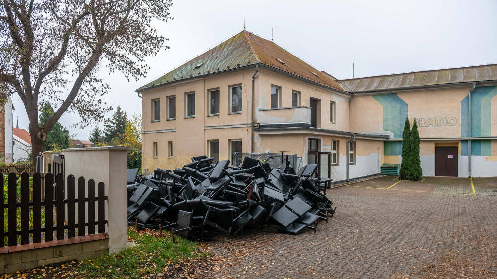 Jiráskovo divadlo, hlavní vchod, současný stav. (Foto poskytl MUCL, autor Vít Černý.)