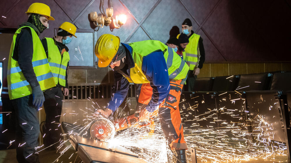 Rekonstrukce začala nemilosrdnou likvidací starých sedadel. Někdo by se jim možná takto rád pomstil za jejich nepohodlí. (Foto poskytl MUCL, autor Vít Černý.)