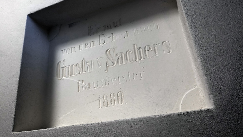 Pamětní deska vzpomínající zesnulého zakladatele firmy Sachers a Gärtner.