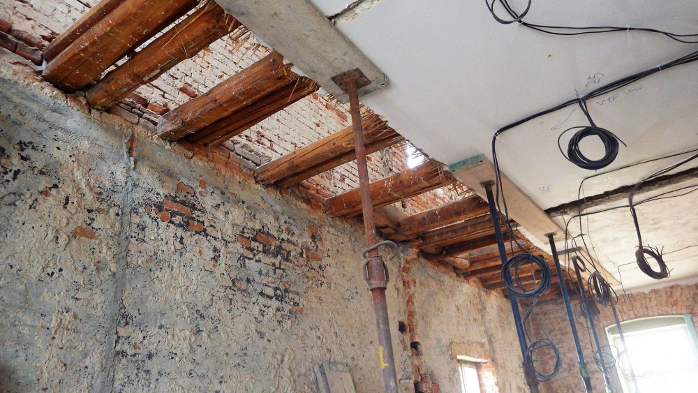 K největším výzvám patřila oprava všech stropů (foto: archiv SML). 