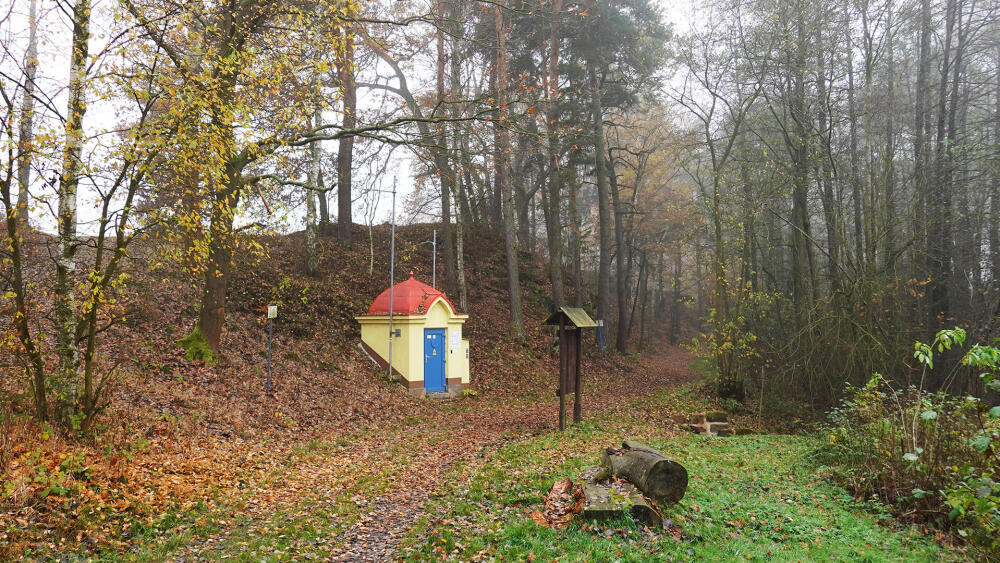Vodojem se studánkou.