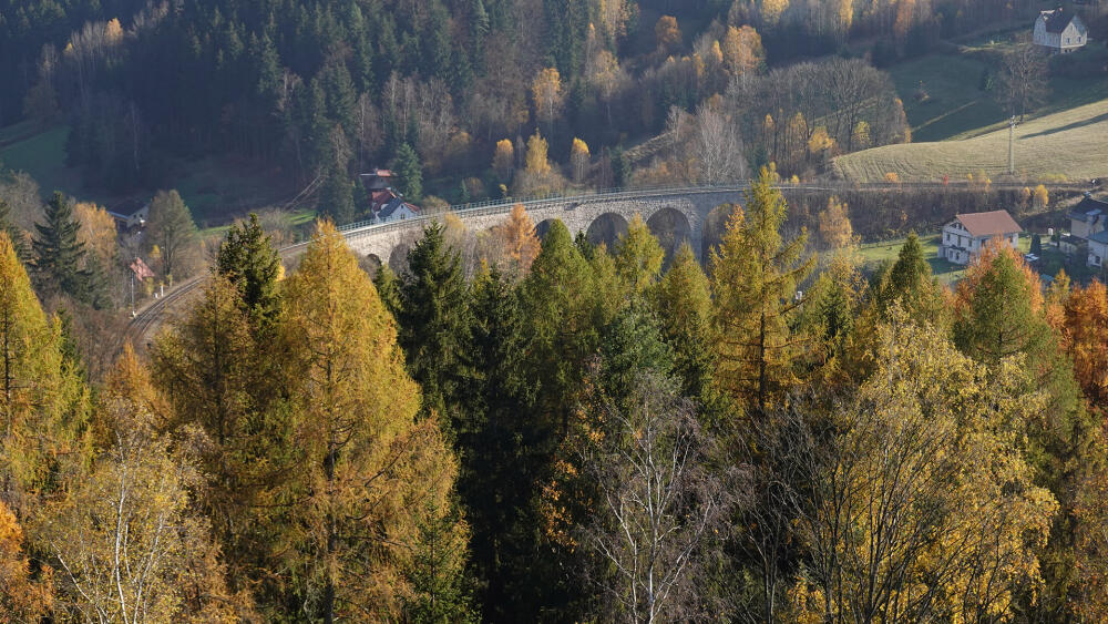 Stavba viaduktu byla zahájena v roce 1893 a dokončena v následujícím roce.