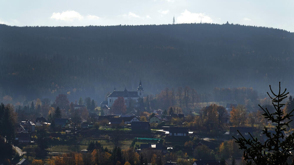 Pozdně barokní kostel sv. Michaela archanděla byl vysvěcen roku 1781. Roku 1967 téměř podlehl zničujícímu požáru, který roztavil i zvony. Lze říci, že zcela obnoven byl až roku 2012, kdy byly zavěšeny nové lustry.