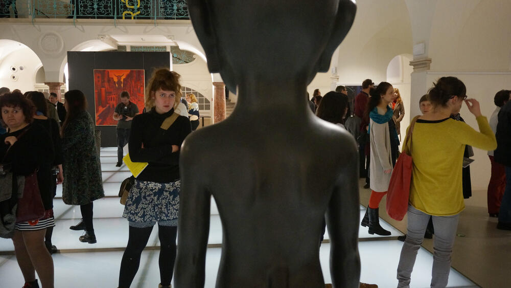 Během Randáčkova působení se po přestěhování do Lázní návštěvnost zvedla skoro pětinásobně. Jedním z důvodů je i to, že výstavy mají bohatý doprovodný program. Rekordní byl rok 2017 s 50 713 návštěvníky. (Foto zachycuje atmosféru výstavy Jaroslava Róny.)