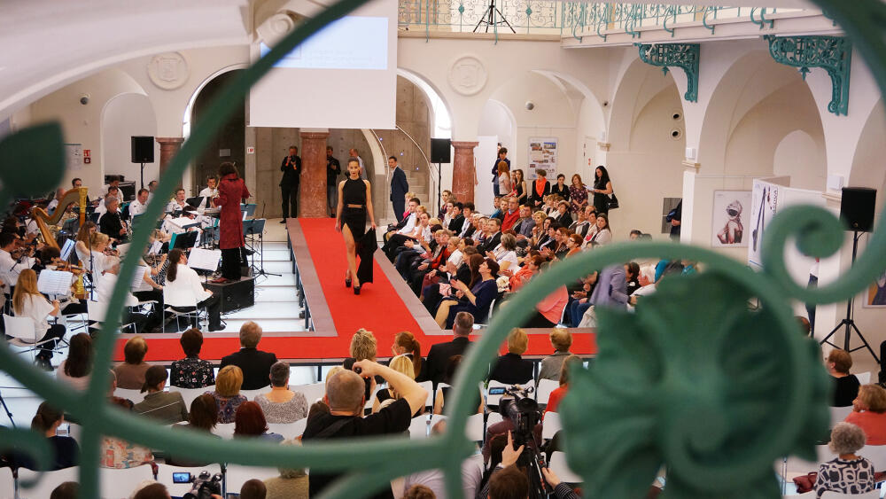 Kromě výstav byly Lázně dějištěm i dalších akcí, například udílení různých ocenění, módních přehlídek a koncertů. (Na fotografii právě probíhá přehlídka školy Kateřinky za doprovodu orchestru Varhana Orchestroviče Bauera.)