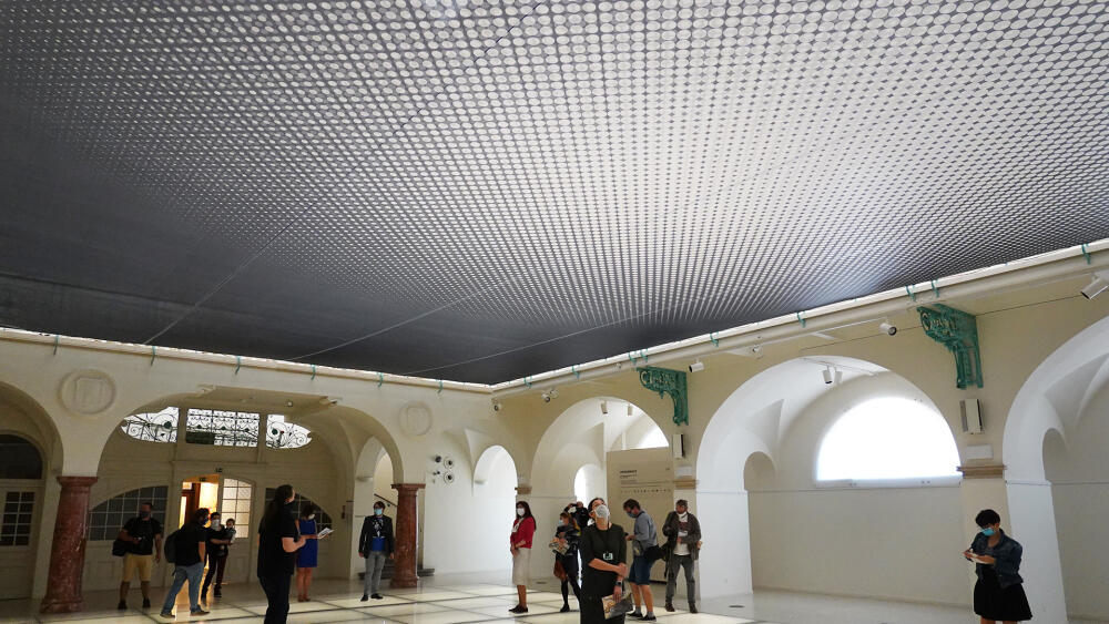 Média mají o dění v Lázních velký zájem i navzdory koronavirové krizi. (Foto je z jarní instalace zatím největšího exponátu galerie, který vytvořil Josef Šafařík.)