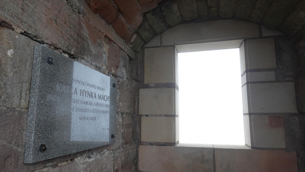 Kumburk učaroval i Karlu Hynku Máchovi. Jeho návštěvu připomíná pamětní deska.