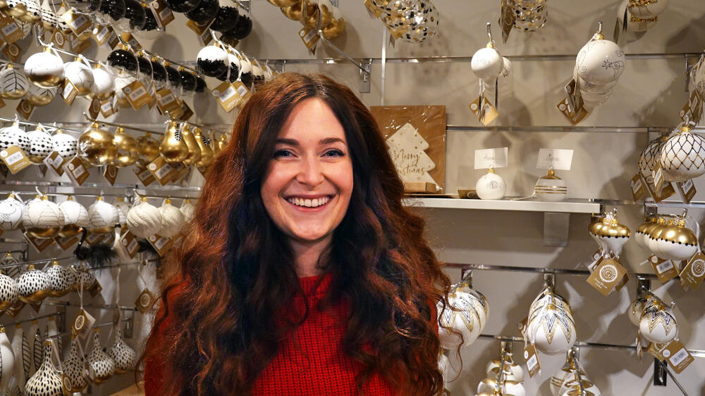 Designerka Marianna Malíková v obležení svých vánočních ozdob.