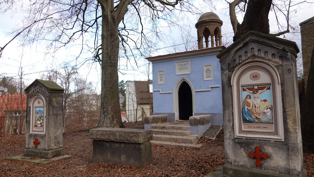 Součástí zahrady je křížová cesta, rovněž nedávno obnovená.