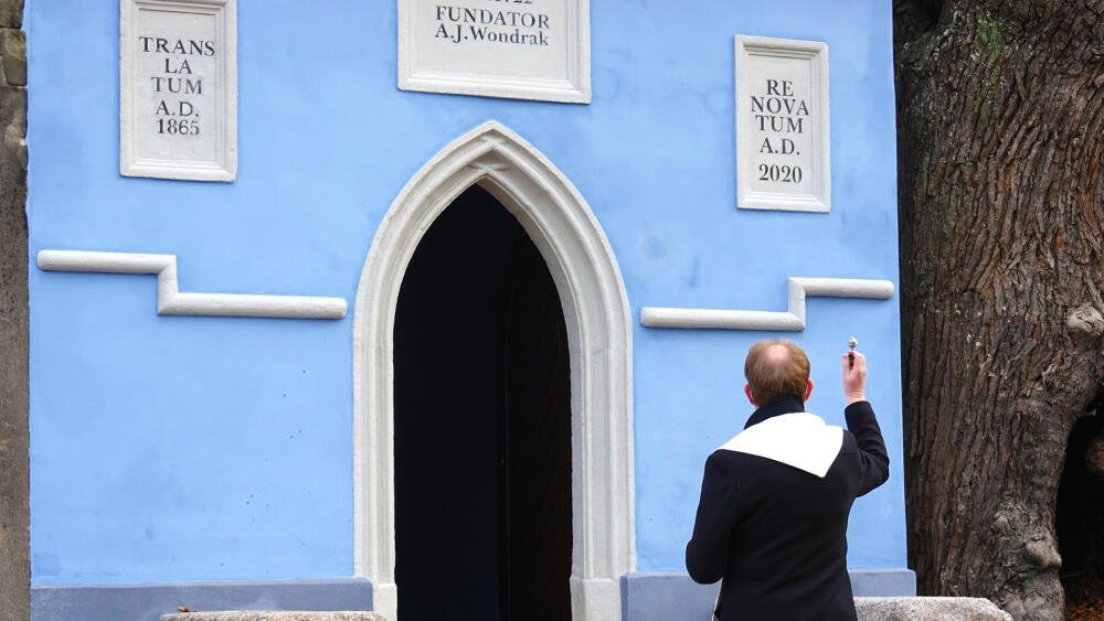 Arciděkan Radek Jurečka žehná kapli a lidem, kteří sem přijdou v klidu rozjímat.