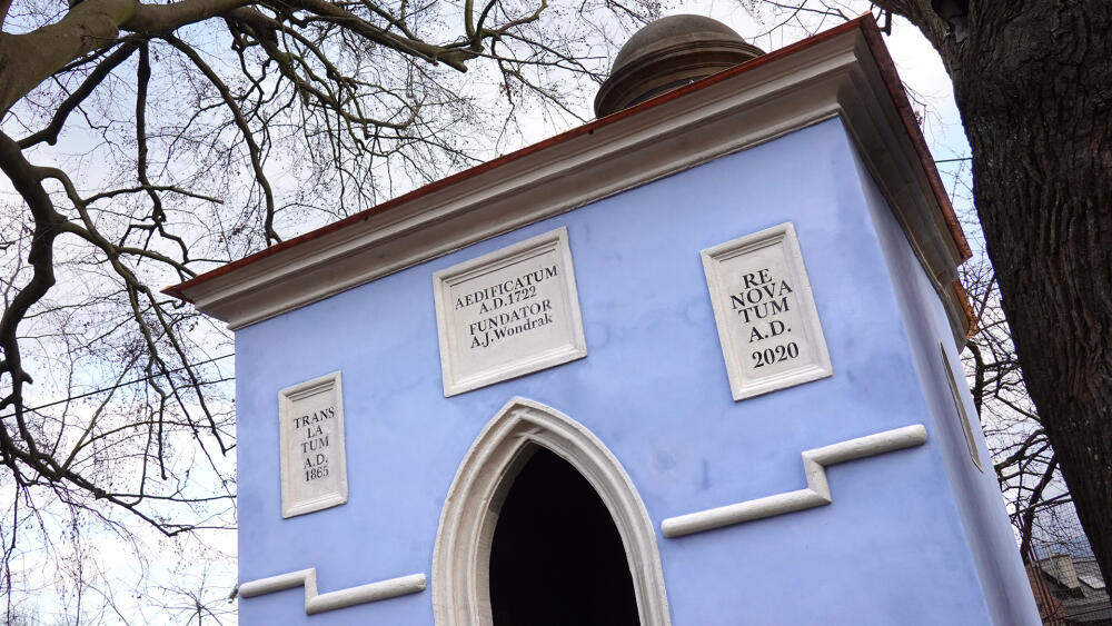 Kapli zvenčí zdobí tři tabule, ta prostřední uvádí historie lačného návštěvníka v omyl.