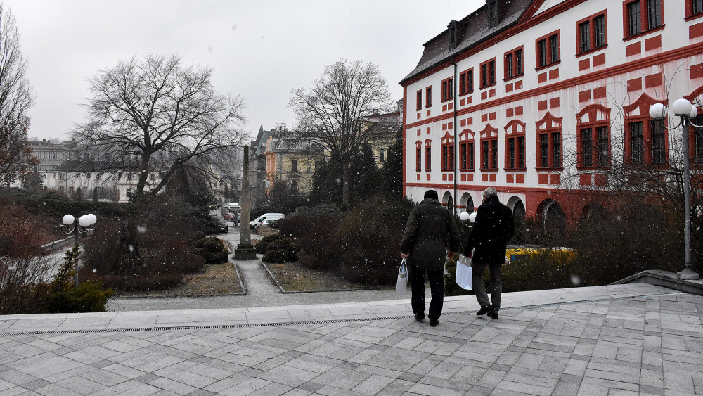 Setkání hejtmana s osobnostmi Libereckého kraje se chýlí ke konci. Venku se děje věc letos nevídaná, začíná sněžit!