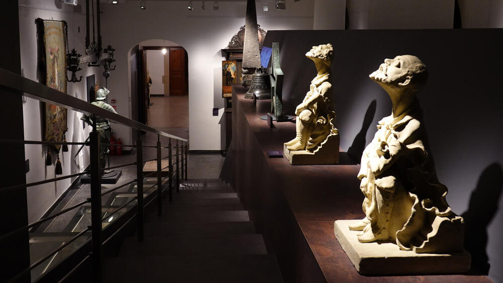 Nově pojatá je i expozice a plně využívá odvážné architektonické řešení prostoru.
