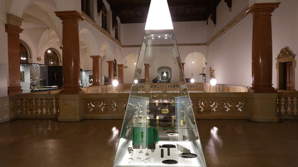 Výrazným architektonickým prvkem jsou skleněné jehlany, ukrývající nejzajímavější exponáty.