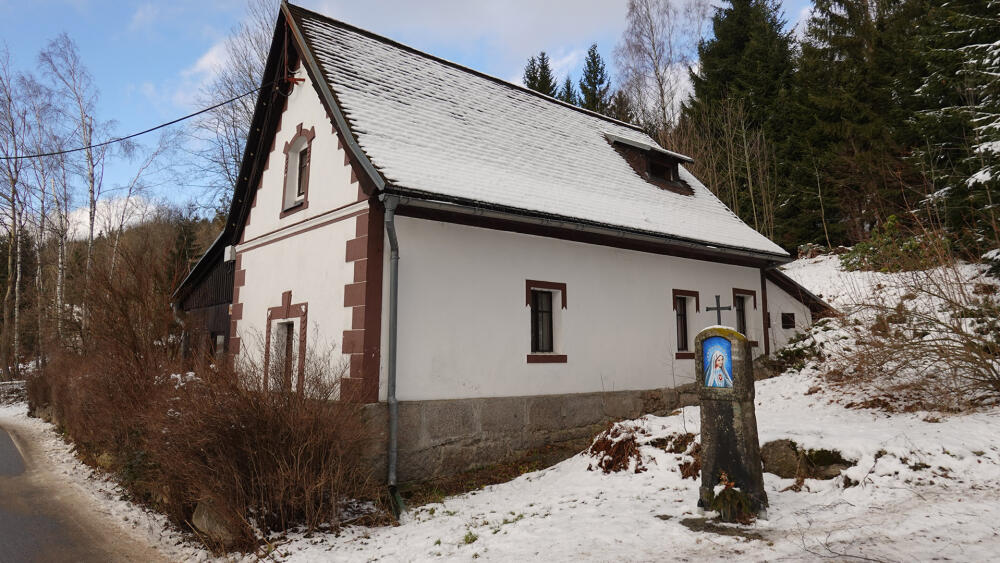 Bývalá kaplička pod Slovankou a začátek křížové cesty.