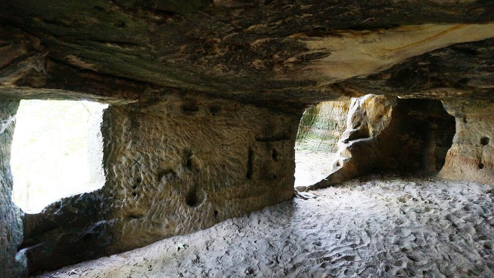 Systém umělých jeskyní nemá s historií vlastního hradu nic společného, vznikl až po zpustnutí Rotštejna.