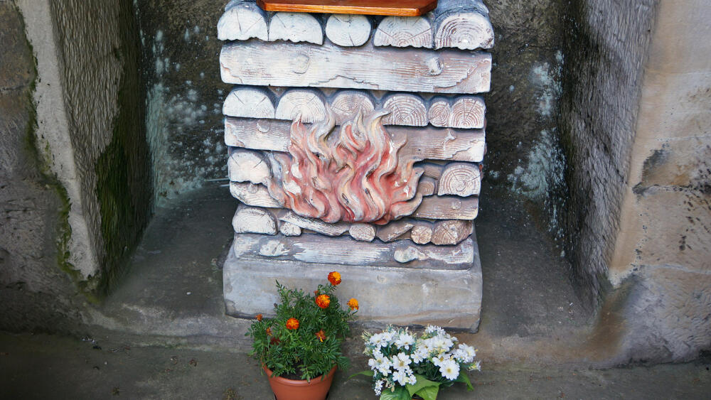 V kapli měla být původně umístěná jen Husova busta, ale nakonec byla vyrobena celá postava včetně hořící hranice. 