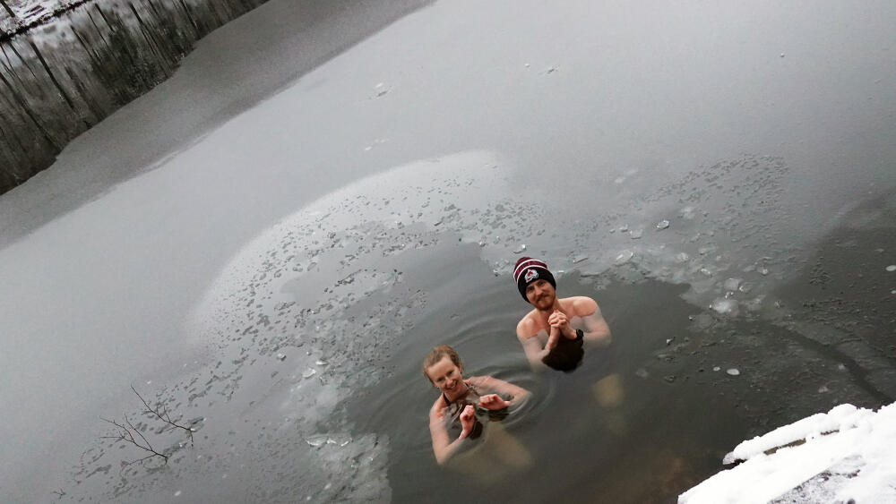 Dančin partner je již na břehu, ale ona s kamarádem Šakalem kvůli této fotce právě láme osobák :-)