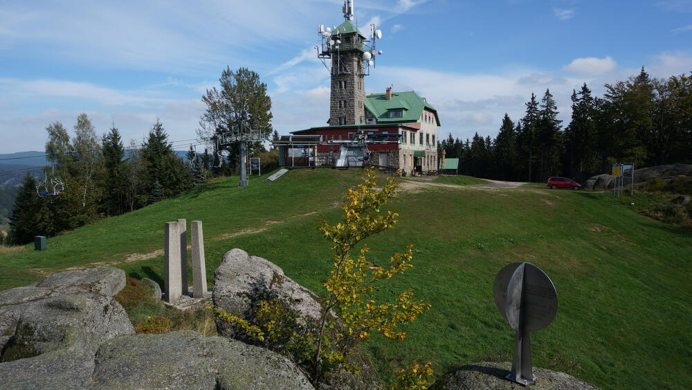 Na Tanvaldském Špičáku najdete nejen rozhlednu, ale i dva památníky. Ten vlevo připomíná dva velké tábory lidu v letech 1890 a 1893, ten vpravo teroristický útok na newyorská Dvojčata.