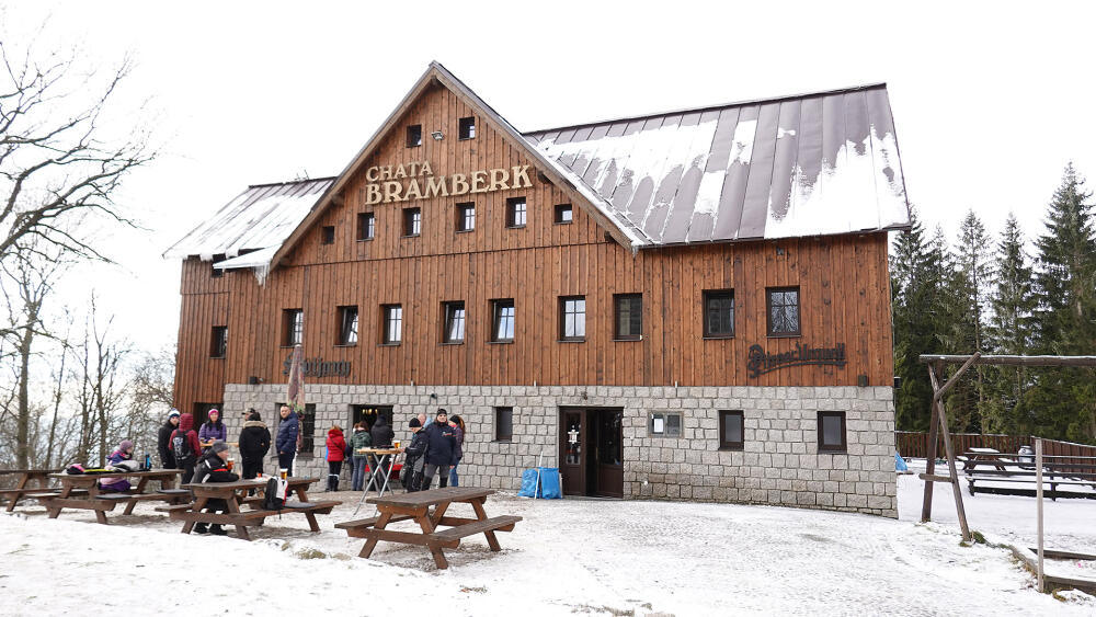 Chata funguje a nabízí základní občerstvení.