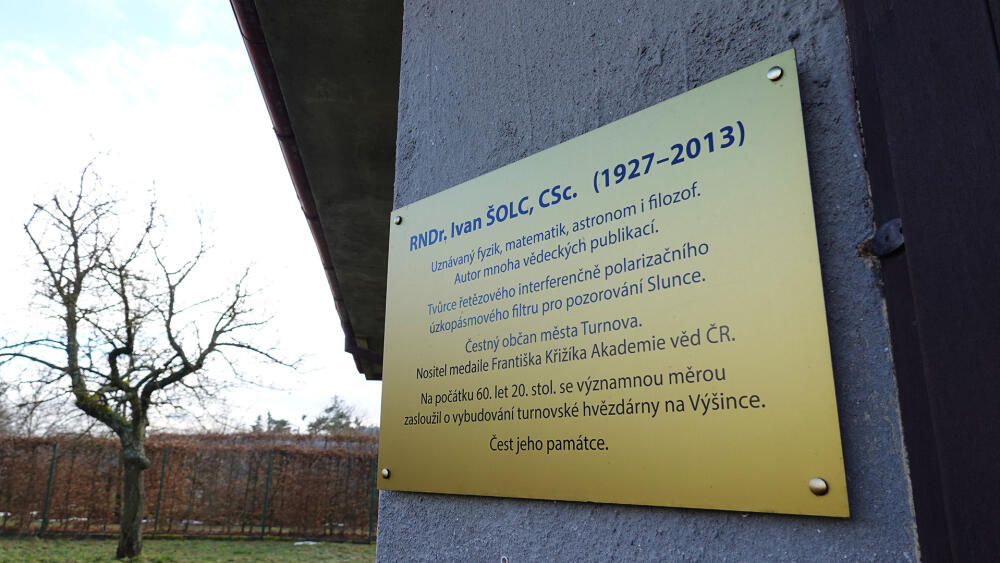 Pamětní deska připomínající slavného turnovského rodáka Ivana Šolce.