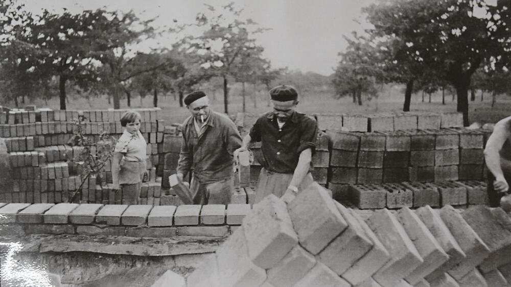 Hvězdárnu stavěli nadšenci svépomocí. Vlevo přihlíží Hana, dcera Ivana Šolce. (Datováno 1964, zdroj: archiv turnovské hvězdárny.)