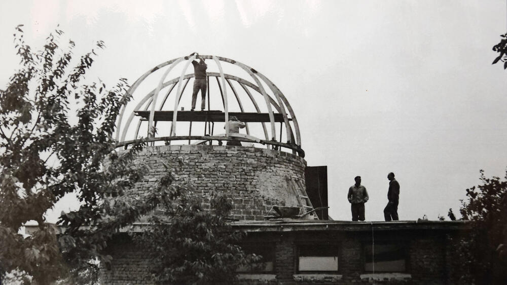 Montáž kupole. (Datováno 1966, zdroj: archiv turnovské hvězdárny.)