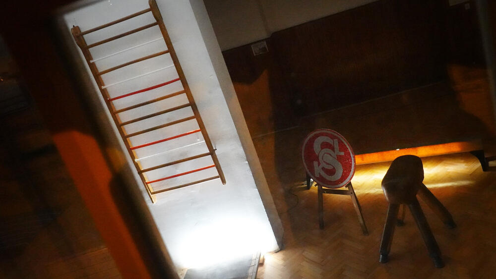 Sokolovna ve svém suterénu zkombinovala tělocvičné nářadí a sklo.