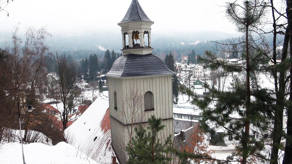 Překvapení na vás čekají již cestou na Oybin. Ve svahu se krčí zvenku ničím pozoruhodný dřevěný kostelík, který přitom figuruje ve všech turistických průvodcích po Horní Lužici.