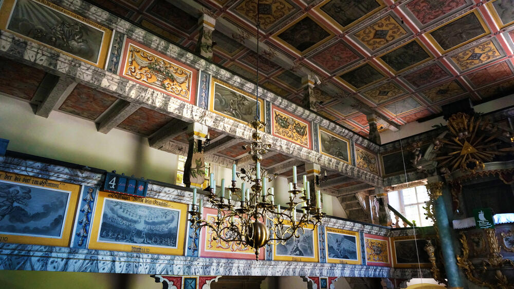 Vysvětlení je prosté. Kostelík je uvnitř do posledního místa pomalovaný biblickými výjevy.
