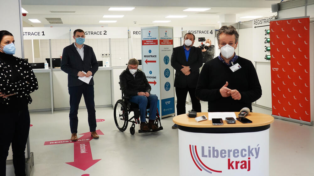 Václav Řičář, PR manažer Krajské nemocnice Liberec, představuje liberecké očkovací centrum. V pozadí je hejtman Martin Půta, generální ředitel KNL Richard Lukáš a krajský radní a koordinátor očkování Vladimír Richter.