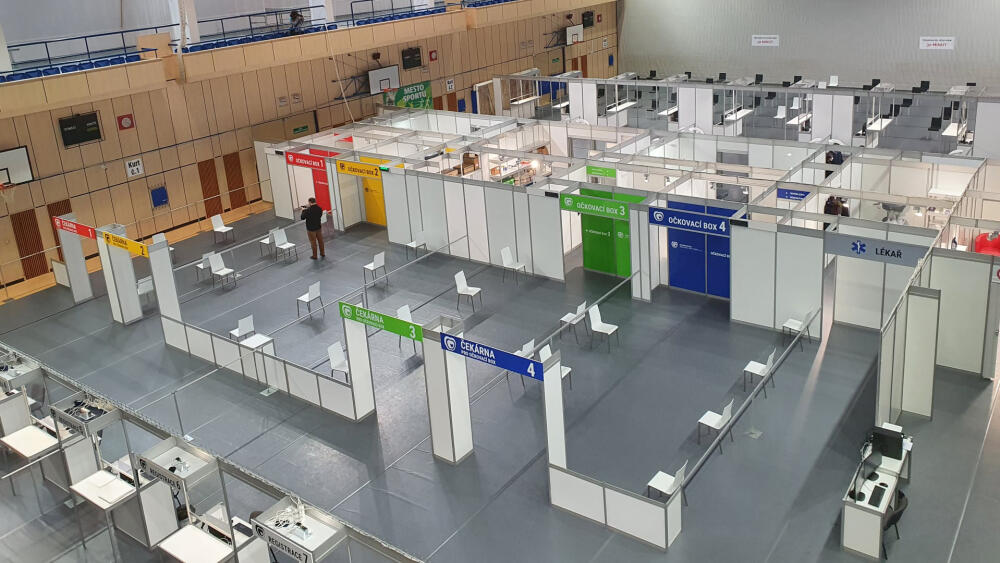 Všechna očkovací centra Libereckého kraje mají stejnou koncepci a vizuální styl. Takto například vypadá centrum jablonecké. (Foto: FB Libereckého kraje)