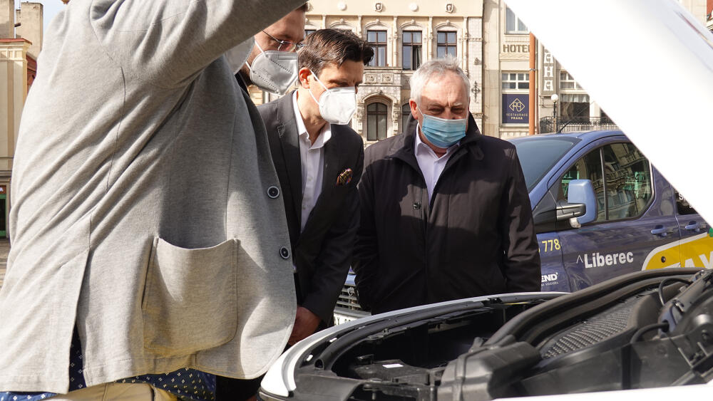 Pánové se nezapřou. Je třeba zjistit, jak vypadá motor. U nových aut člověk nikdy neví, ale motor Citroena ještě tradiční spalovací motor připomíná.