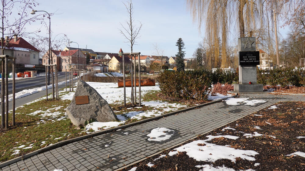 Vedle hlavní dopravní tepny se nachází rybník a park s nedávno zasazenou lípou republiky a tímto, díky komunistické hvězdě trochu bizarním pomníkem obětem 2. světové války.