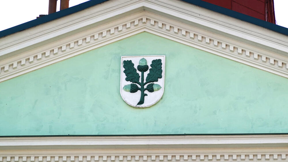 Znak Dubé pochází z roku 1727. Jde o takzvaný "mluvící" znak, na kterém je dubová ratolest se třemi žaludy.