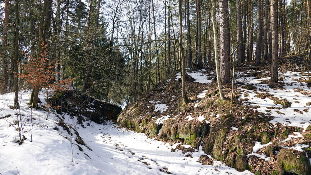 K poustevnám vás dovede cesta pamatující koňské povozy.
