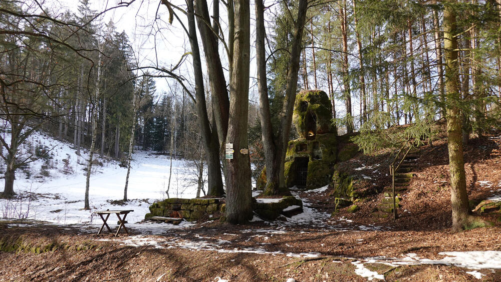 Jsme na místě. Takovéto a podobné fotografie jsou publikované v průvodcích. Paradoxem je, že toto není poustevna, ale mnohem mladší Boží hrob.