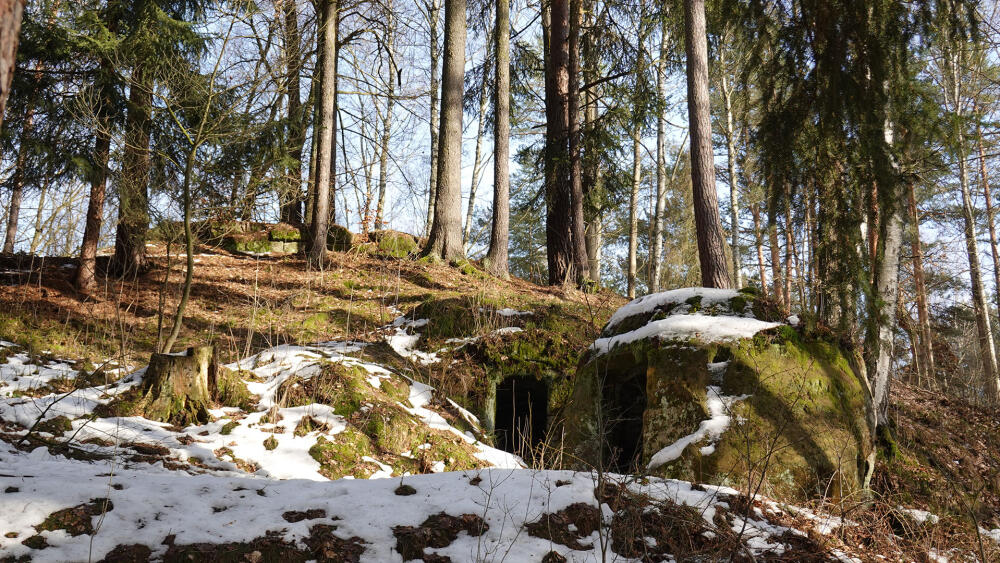 Nahoře nad poustevnami jsou patrné základy nějaké stavby. Že by právě tam stával poustevnický srub?